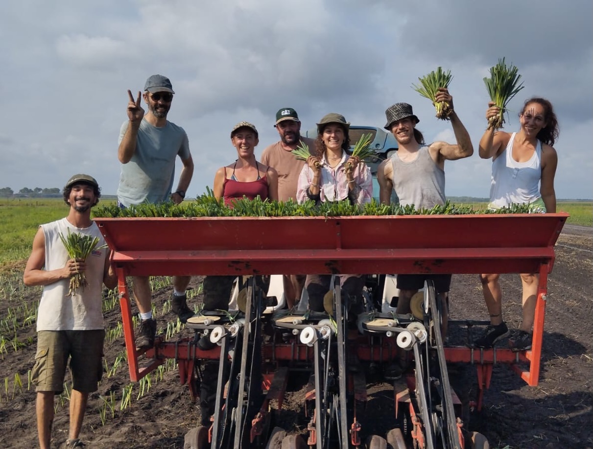 L’équipe de La P’tite Ferme au Barp avec les plants de poireaux